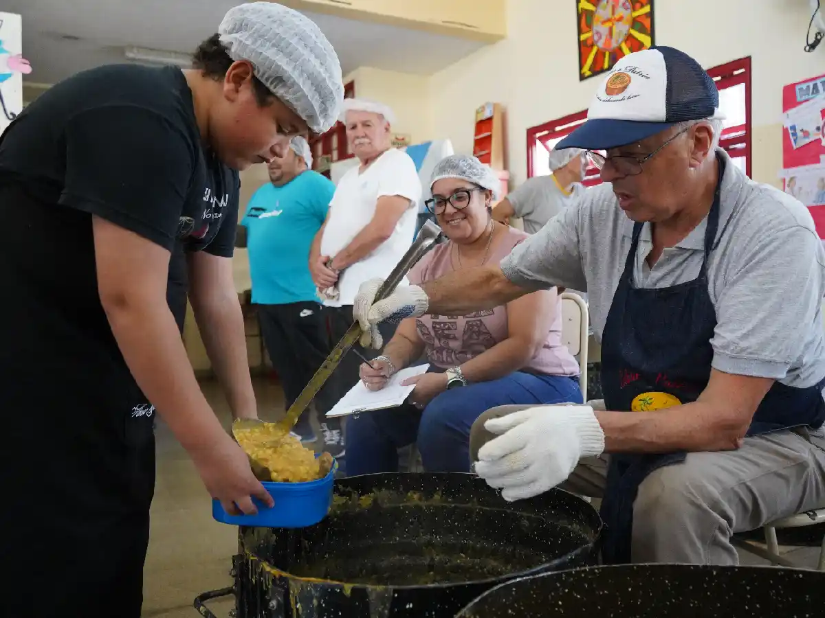 El locro, un plato patrio, con “gustito” solidario     