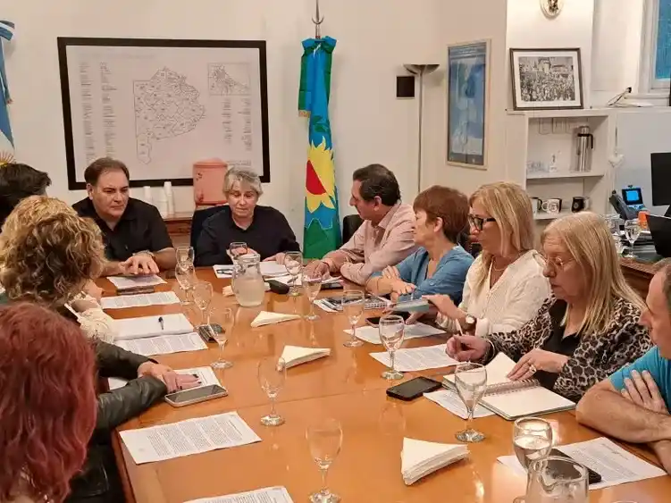 Como parte de las medidas complementarias, las autoridades impulsarán instancias de trabajo con docentes, estudiantes y familias.