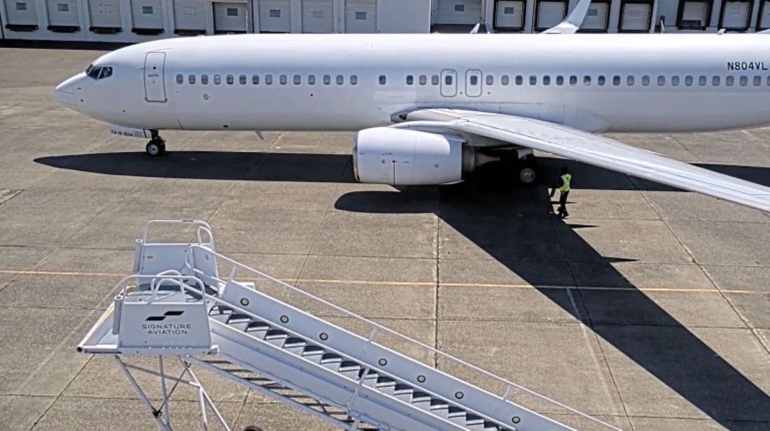 Una aerolínea estadounidense retira su esquema de pintura en los aviones que realizan vuelos de deportación
