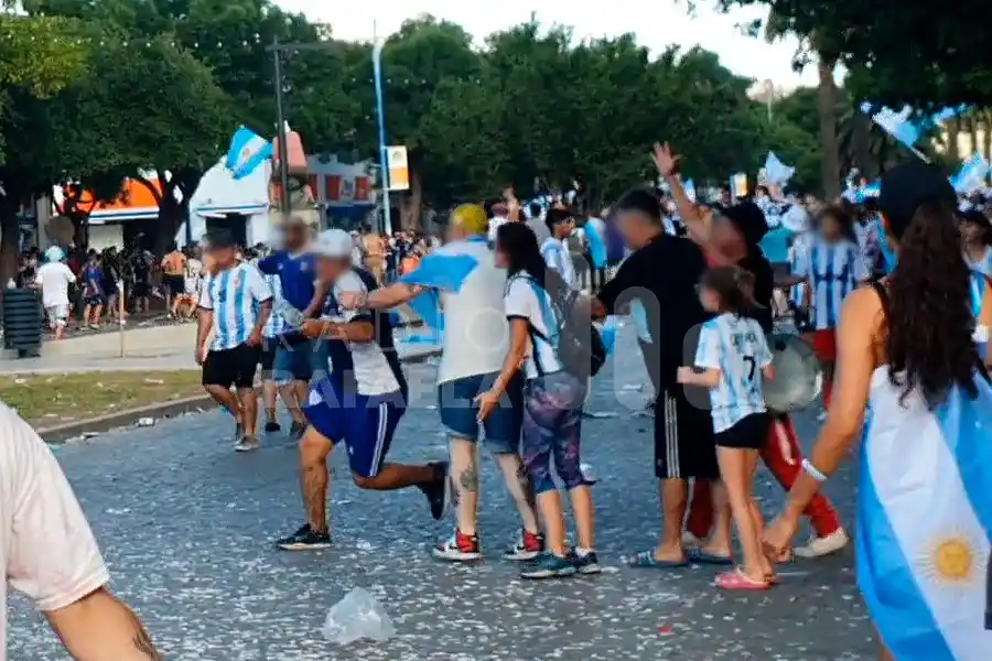 Los festejos en Rafaela terminaron con algunos incidentes: machetes, tumberas y un policía herido