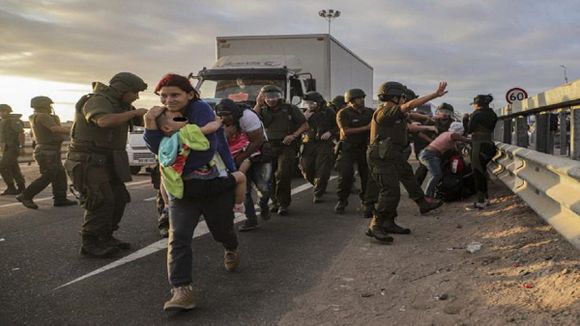 ¡CRISIS MIGRATORIA! Para coordinar más vuelos humanitarios, delegación chilena viaja a Venezuela