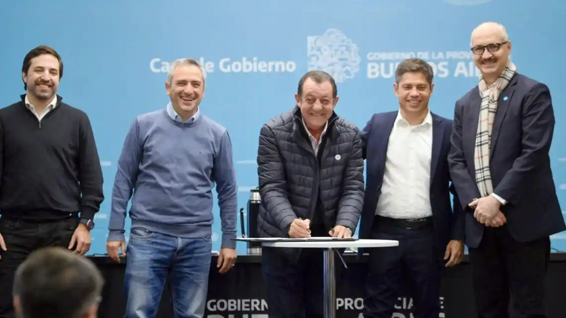 Firma. Marini junto al gobernador Kicillof