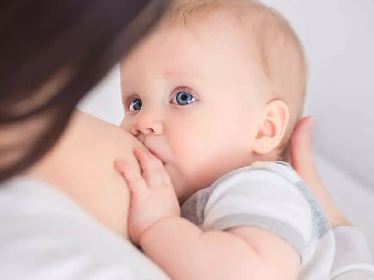 Qué hacer si el bebé  se atraganta tomando la teta o la mamadera