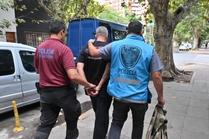 Así se lo llevaban detenido