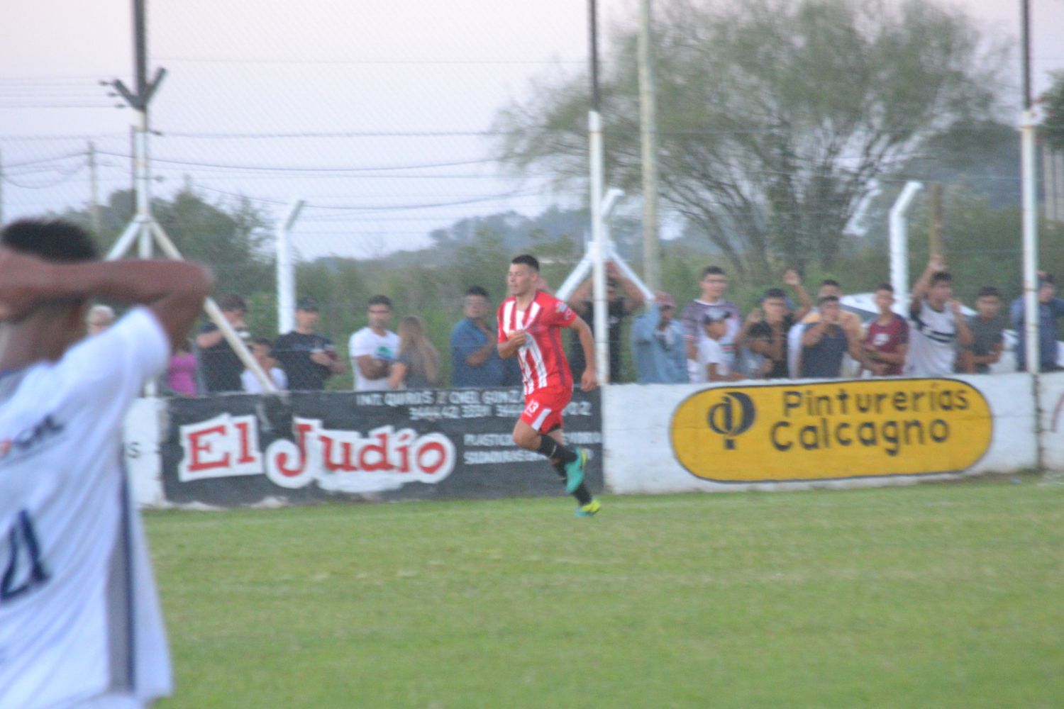 Por este festejo, para el árbitro en forma desmedida y frente a la parcialidad de S. Sportiva, el jugador Enzo Basualdo de Barrio Norte recibió seis fechas de suspensión ó sea que practicamente quedó afuera del presente Torneo Oficial.