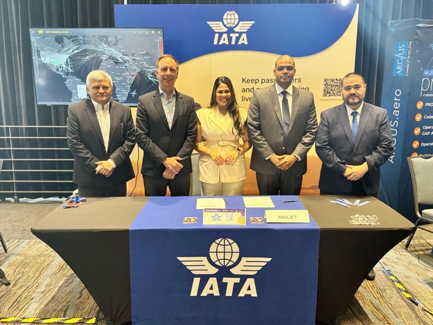 Firma del convenio entre Arajet e IATA