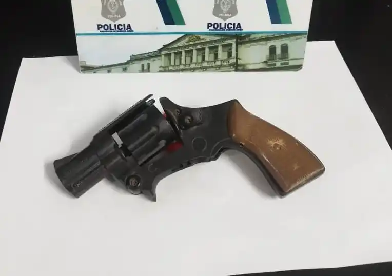 El arma de utilería fue secuestrado en una vivienda de El Gaucho.