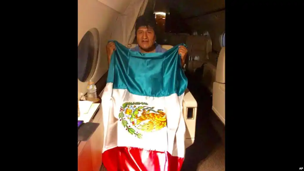 Evo Morales se refugia en México, fuerzas del orden intentan controlar caos