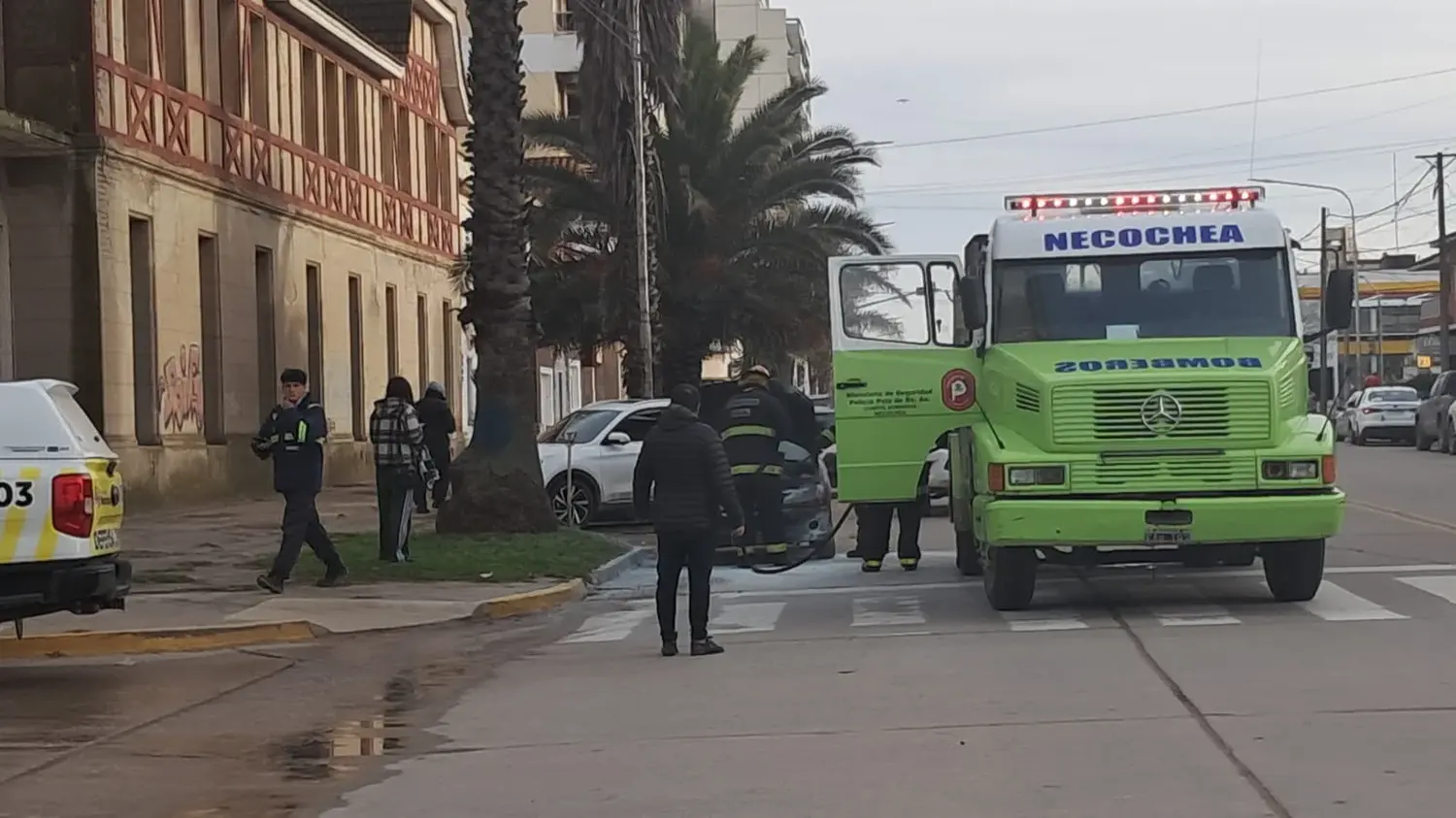 Bomberos y Defensa Civil en el lugar