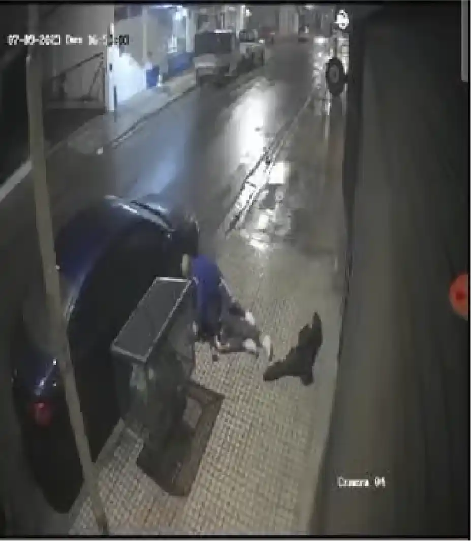 Golpearon brutalmente a un joven afuera de su casa y las cámaras registraron el ataque