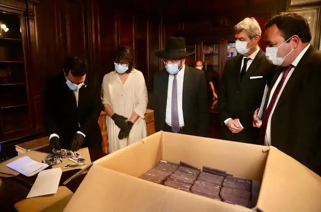 El director Ejecutivo del Museo del Holocausto de Buenos Aires, Jonathan Karszenbaum, la investigadora del Museo del Holocausto de Buenos Aires, Profesora Marcia Ras, el Gran Rabino de la Asociación Mutual Israelita Argentina, Eliahu Hamra, el presidente de la Corte Suprema Horacio Rosatti y el director del Centro de Asistencia Judicial Federal (CAJF), Pablo Lamounan.