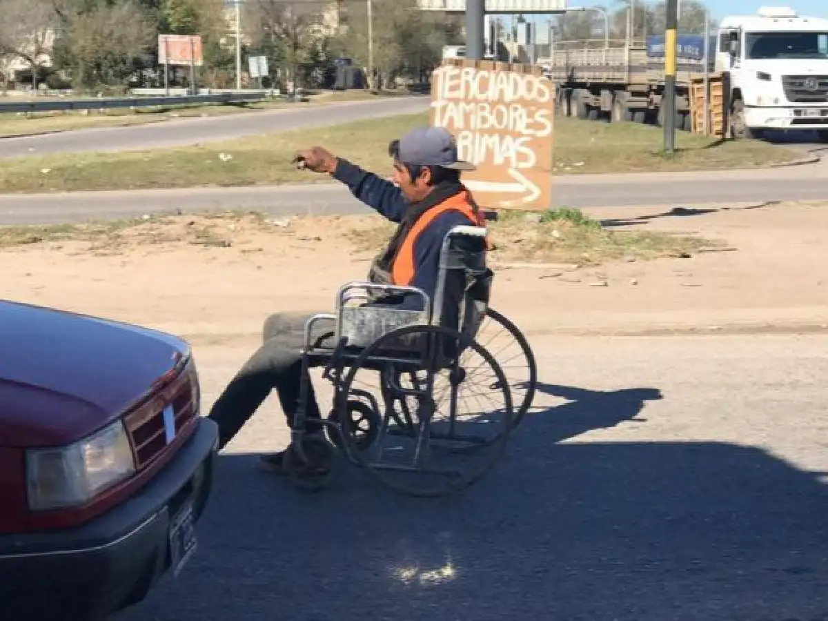 No puede caminar, vive en un auto abandonado y lo atropellaron dos veces