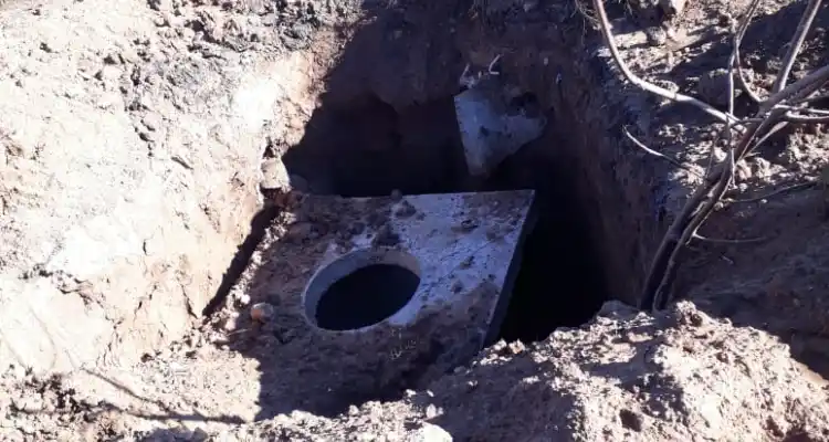 Una mujer en bicicleta cayó a un pozo en obra de cloacas en Rojas y Hernández