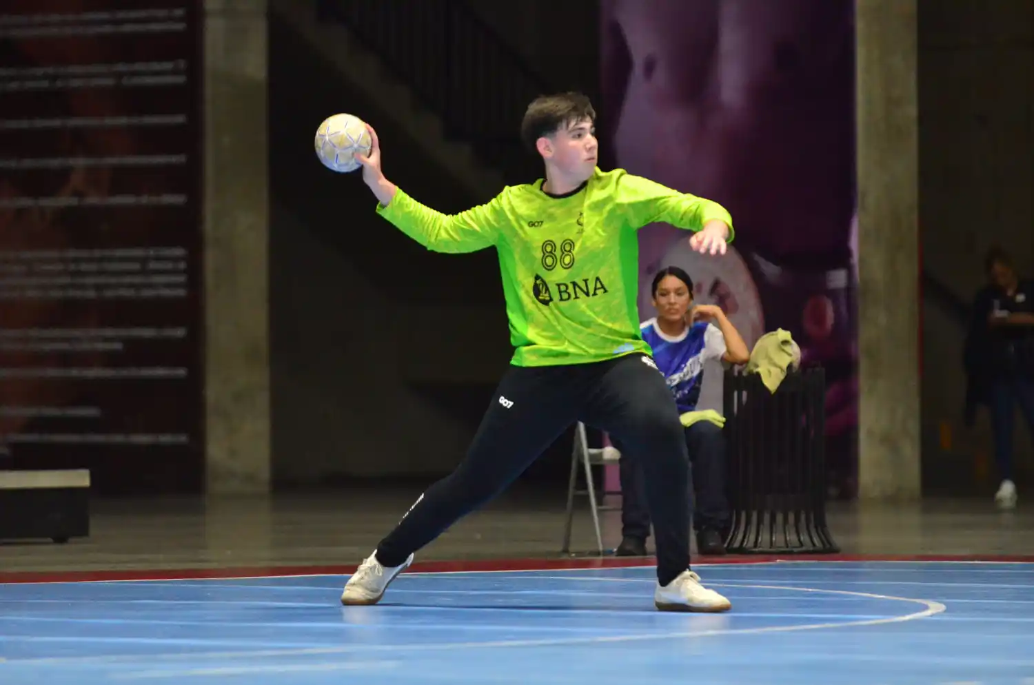 El marplatense Simón Viera buscando pase. (Foto: CAH)