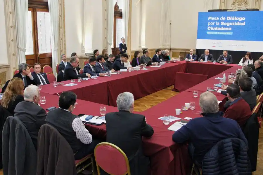 El gobernador Omar Perotti participó este lunes del tercer encuentro de la Mesa de Diálogo por la Seguridad Ciudadana