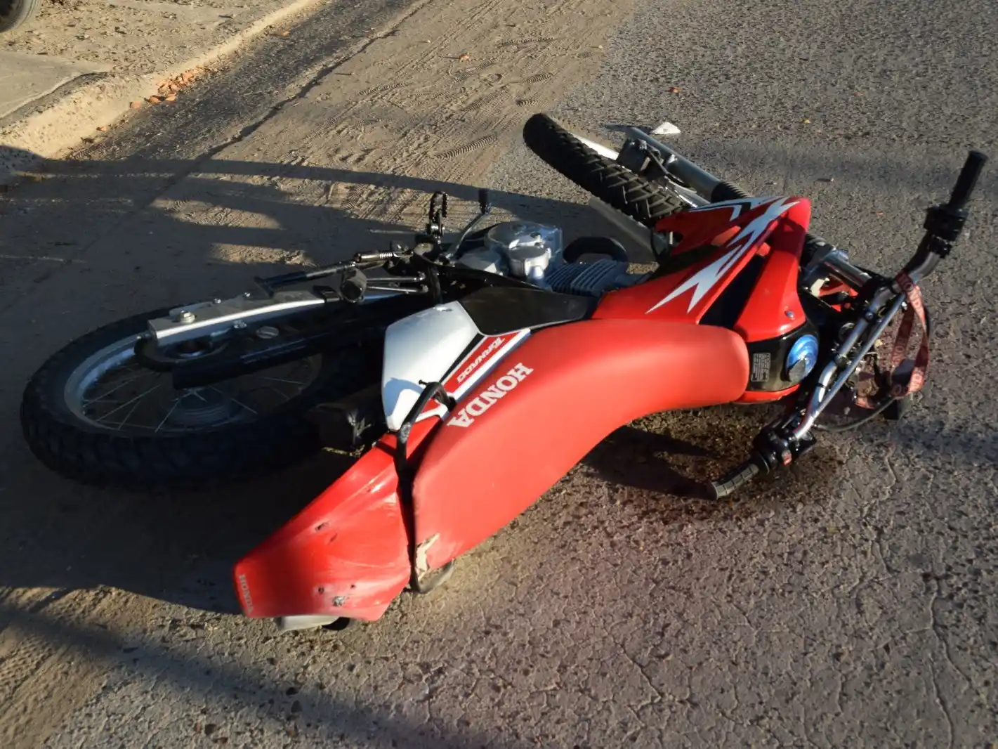 Violento choque entre motos dejó tres heridos y un hombre en terapia intensiva