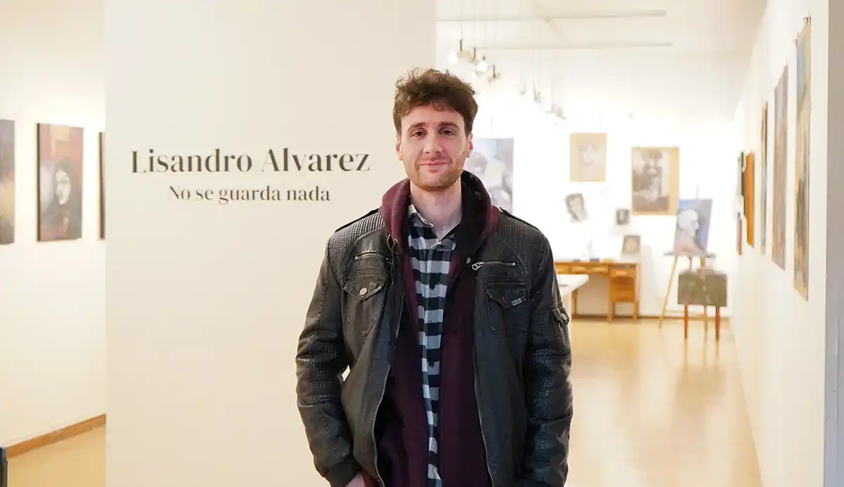 Lisandro Álvarez. Junto a su muestra de arte