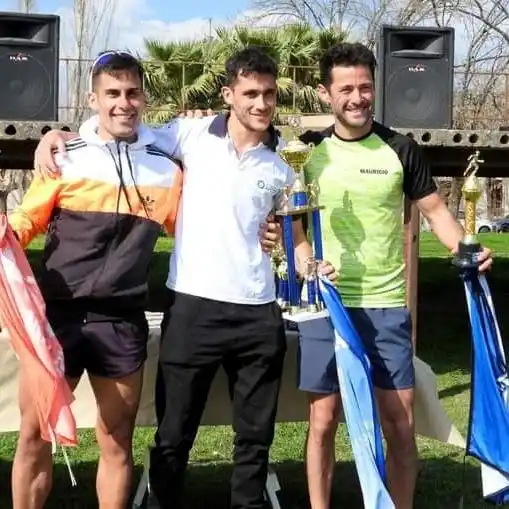 Mauricio Boletti (derecha) se subió al podio en los 10 kilómetros detrás de los gualeguaychenses Galguera y G. Leiva, en el centro de la foto y ganador de la prueba con un tiempo 33´51"803