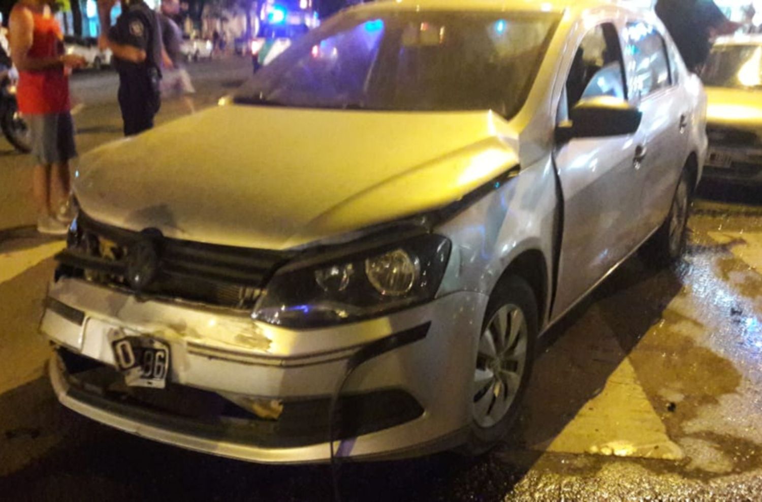 Un menor de 15 años protagonizó un choque con un auto en el centro