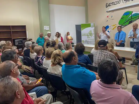 Adultos mayores fueron asesorados sobre la obtención del carnet de conducir