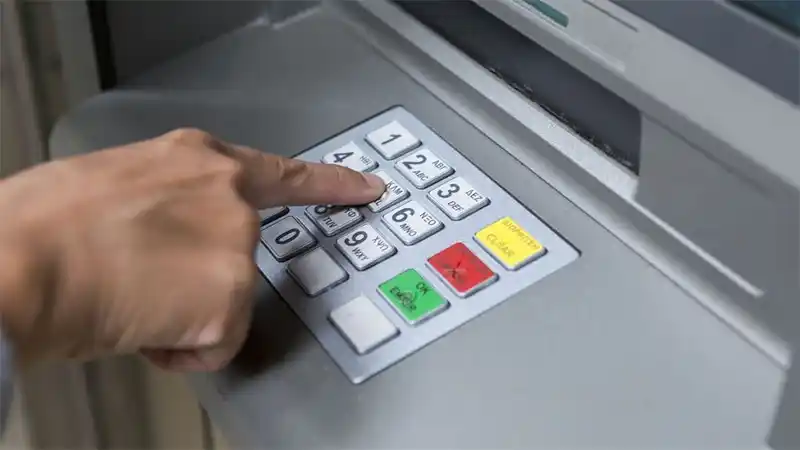 Vaciaron cuentas bancarias y transfirieron sumas millonarias