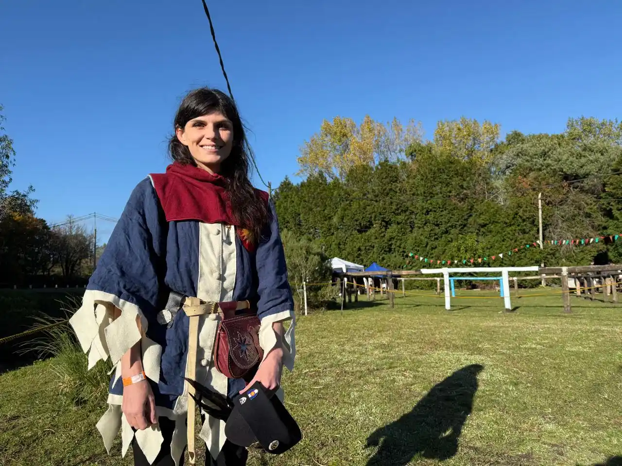 Josana Shels, campeona mundial de combate medieval, en la Isla del Lago, justo antes de brindar una charla abierta sobre la disciplina.