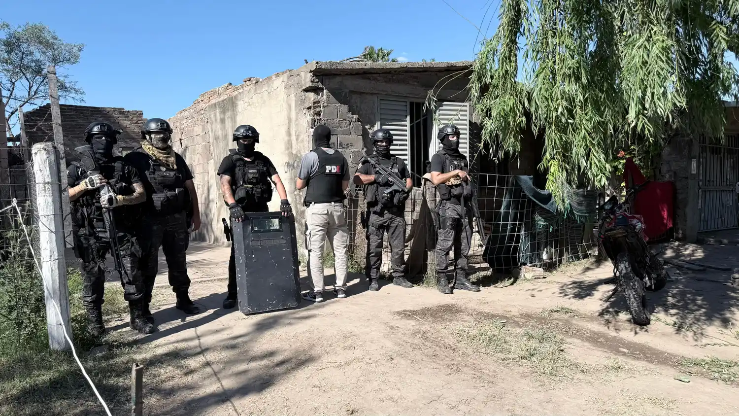 Dos detenidos en allanamientos por microtráfico en Barrio Acapulco: hallaron cocaína, balanzas y armas - 2