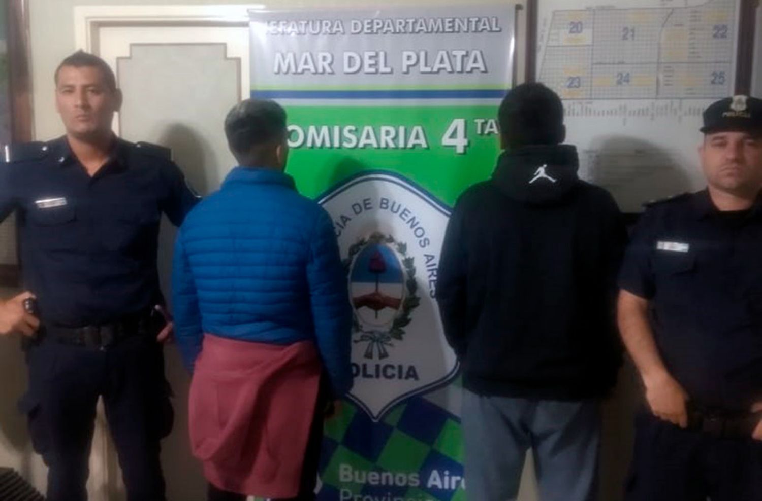 Dos detenidos por golpear y asaltar a una mujer