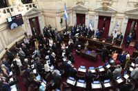 Sin debate, los senadores aprobaron una suba de sus dietas