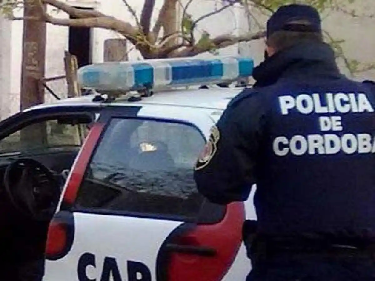 Policía encontró en su casa a un ladrón, lo persiguió y lo mató en la calle
