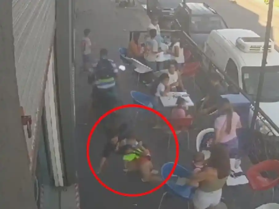 El delincuente atropelló a dos nenes que estaban tomando un helado en la vereda.
