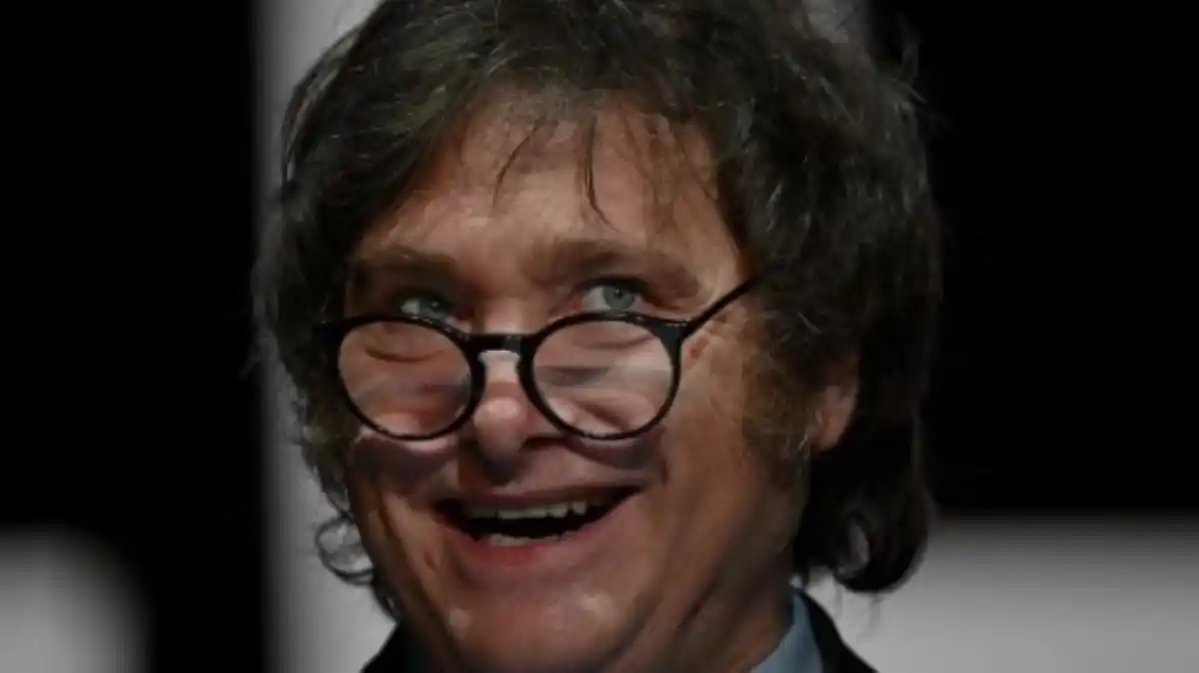 EXTRAVAGANCIAS DE MILEI: mientras suspende web y redes sociales de la radio y TV públicas, se prepara para cantar