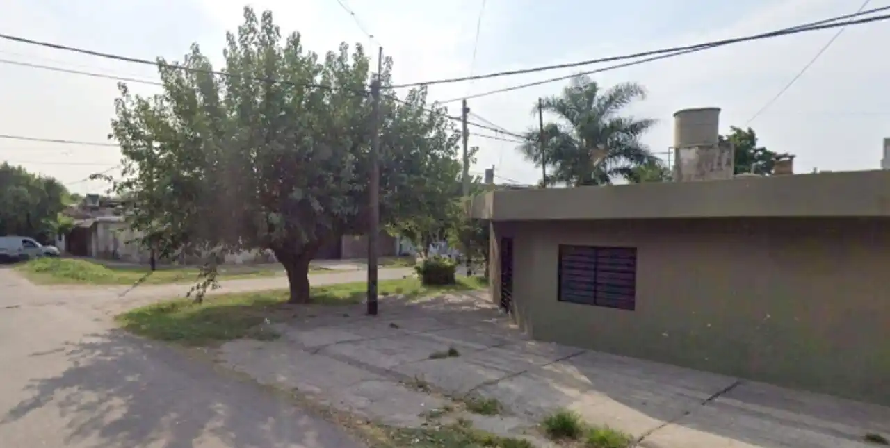 Rosario: asesinan a un joven en la puerta de su casa mientras arreglaba el auto