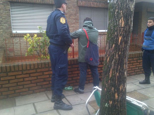 Detienen a un hombre que caminaba con un bolso robado de un auto