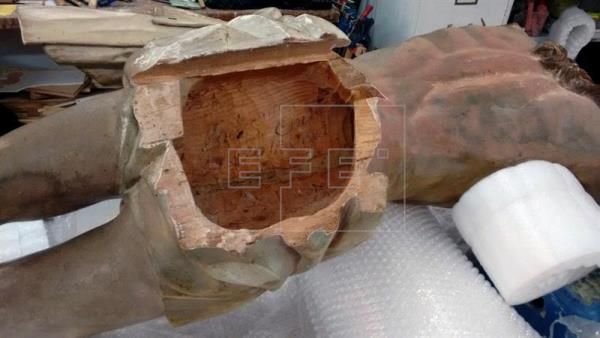 Hallan documentos dentro de una imagen medieval