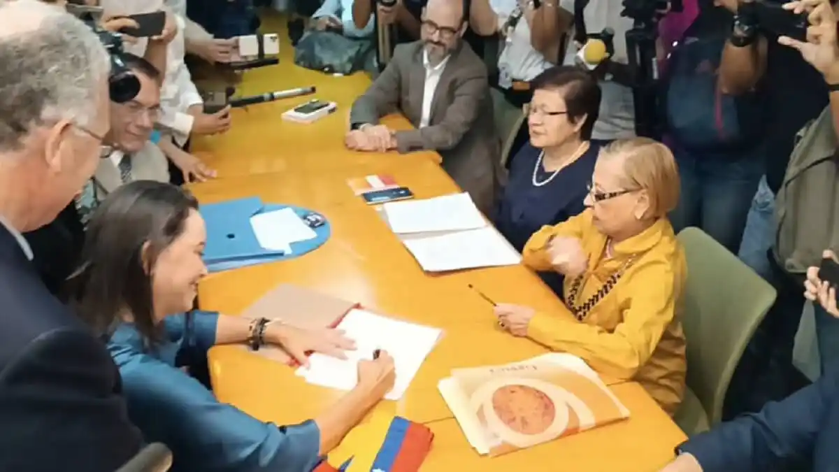 «EL ÚNICO QUE HABILITA ES EL PUEBLO»: María Corina Machado oficializa su candidatura a las primarias