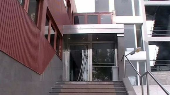 Detuvieron a un hombre que golpeó a su mujer embarazada y a su hija de 9 años con una escalera