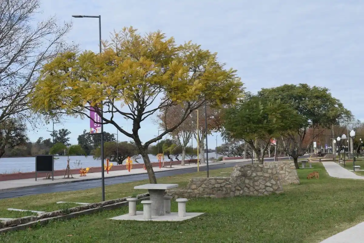 Una persona que caminaba por la Costanera Sur encontró a un hombre sin vida cerca del río Gualeguaychú