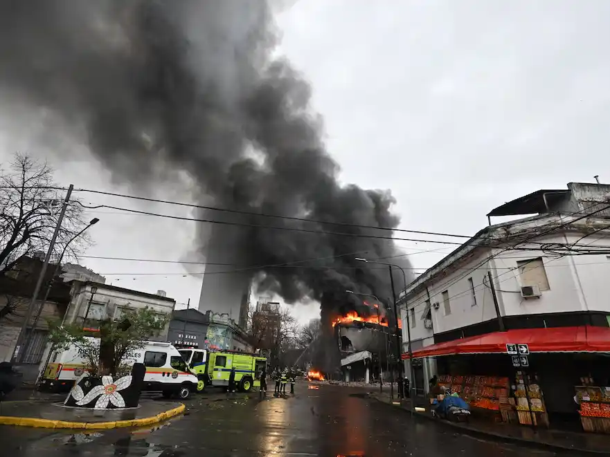 Incendio en un depósito: se derrumbó parte del edificio y cayeron lavarropas y heladeras
