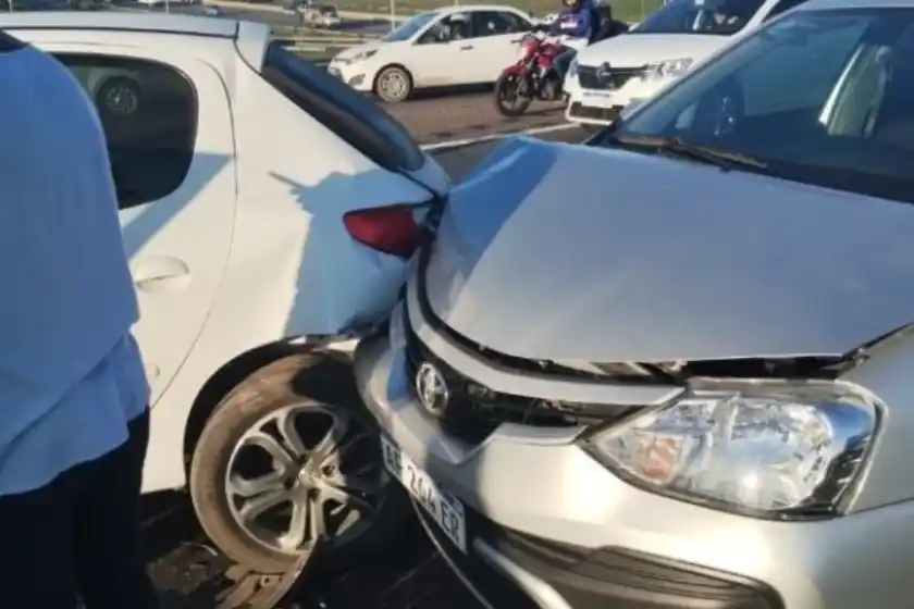 Un choque en cadena entre cuatro autos provocó demoras en el acceso a Rosario desde Funes