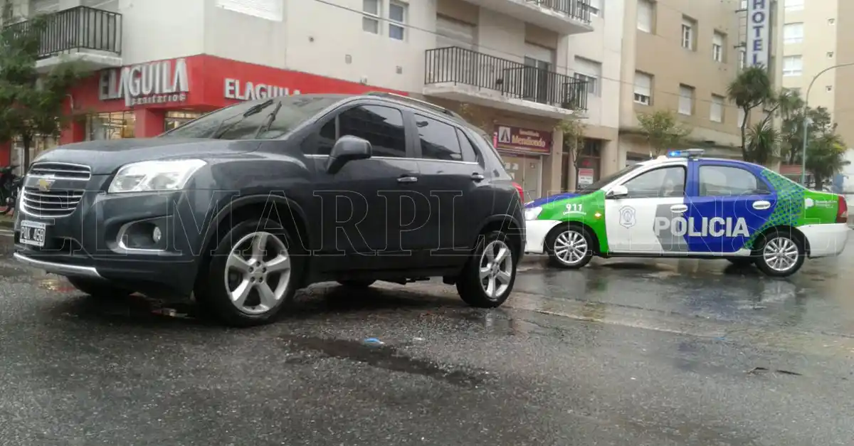 La embistió un auto y terminó hospitalizada con quebraduras