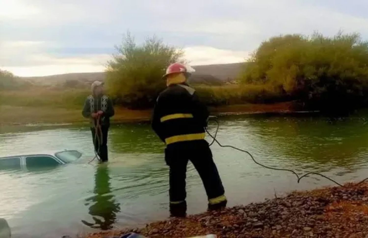 Fue a lavar el auto, se olvidó de poner el freno de mano y terminó adentro de un río