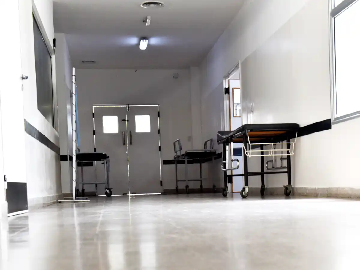 Ladrones lo apuñalaron y cuando estaba en el hospital, volvieron a ingresar a su casa  