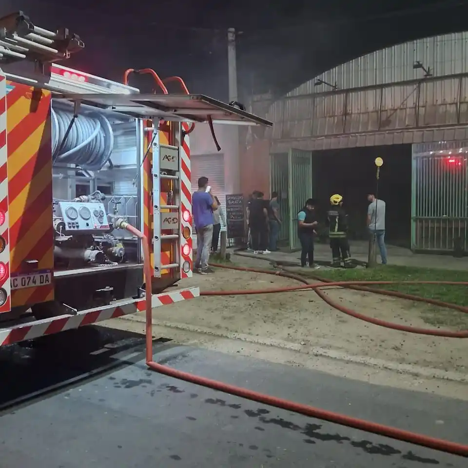 Valiente intervención de empleados de YPF evitó un siniestro mayor en un comercio local