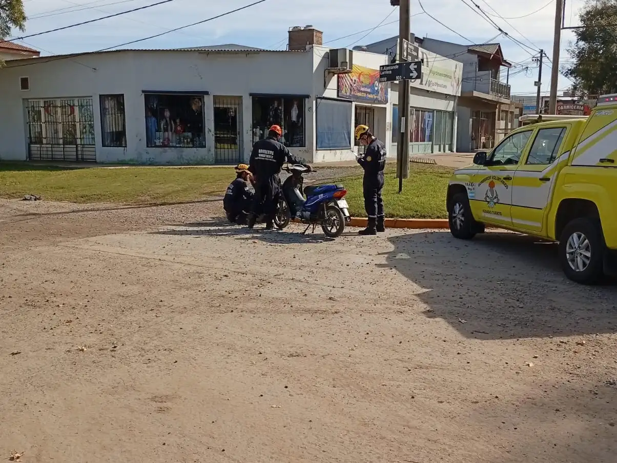 La joven motociclista perdió el control del rodado y cayó sobre la calzada. Foto: BVVT