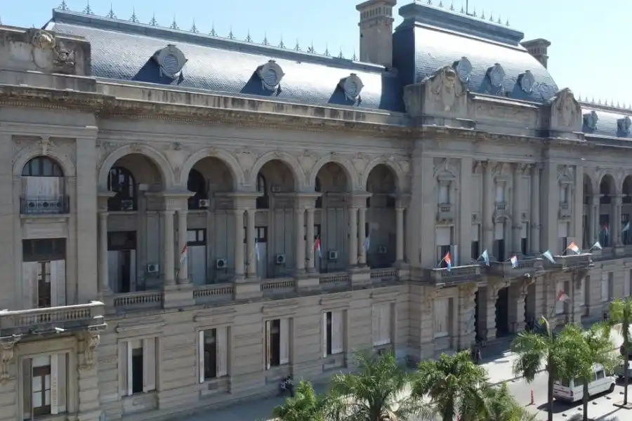 Este 2024 disminuyeron un 71% los días de licencia por accidente o enfermedad en empleados estatales de Santa Fe