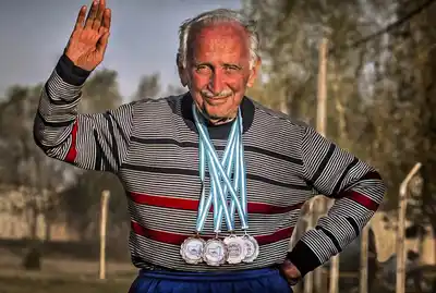 La edad no es un límite: el modelo Navarro Viola para envejecer con dignidad