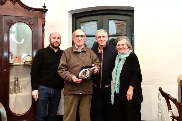 El intendente hizo entrega de una distinción al fotógrafo Emilio Mariano Gutiérrez