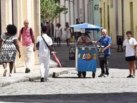 La caída del turismo reduce la clientela en los negocios en Cuba