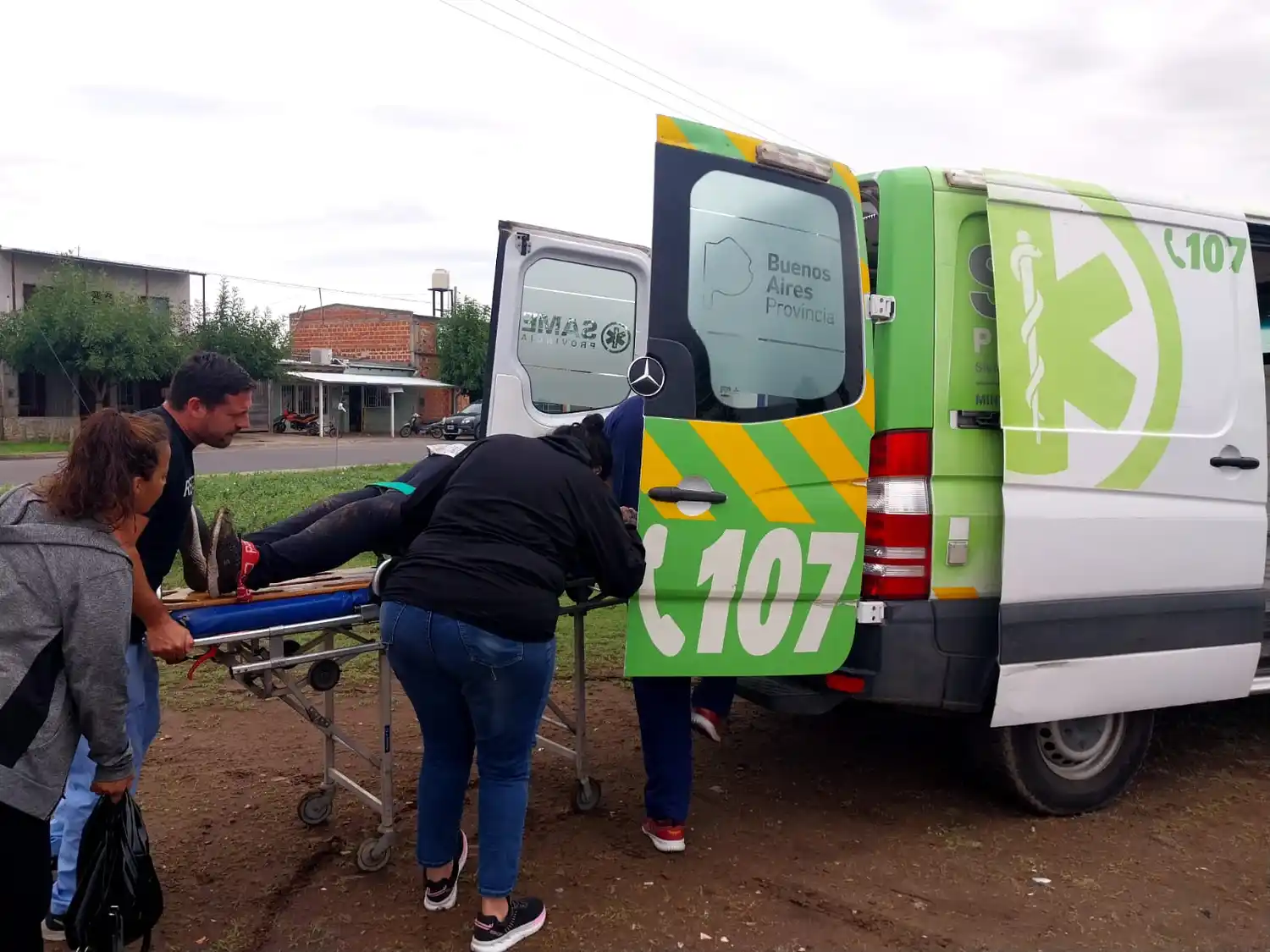 Caballo suelto pateó a una señora en la zona de escuela 47: la trasladaron en ambulancia al Hospital